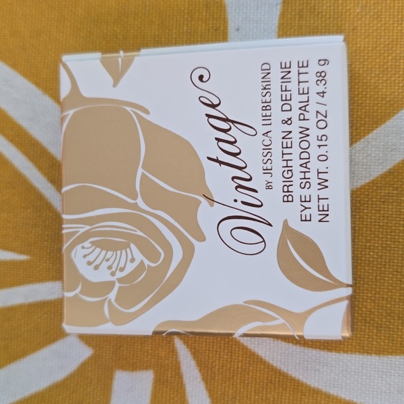 BRIGHTEN & DEFINE EYE SHADOW PALETTE - Picture 2 of 3